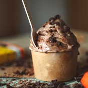 Lade das Bild in den Galerie-Viewer, Dänisches Softeis - Flüssig-Mix Schokolade - DANICA - 12x 1 Liter